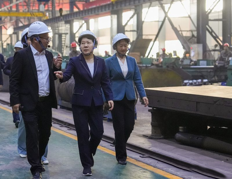湖南省委常委、長(zhǎng)沙市委書記吳桂英調(diào)研長(zhǎng)重機(jī)器